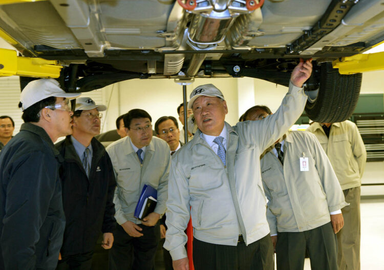 Executive Chair Hyundai Motor Group Euisun Chung dan Keluarga Besar Chung Raih Automotive News Centennial Award