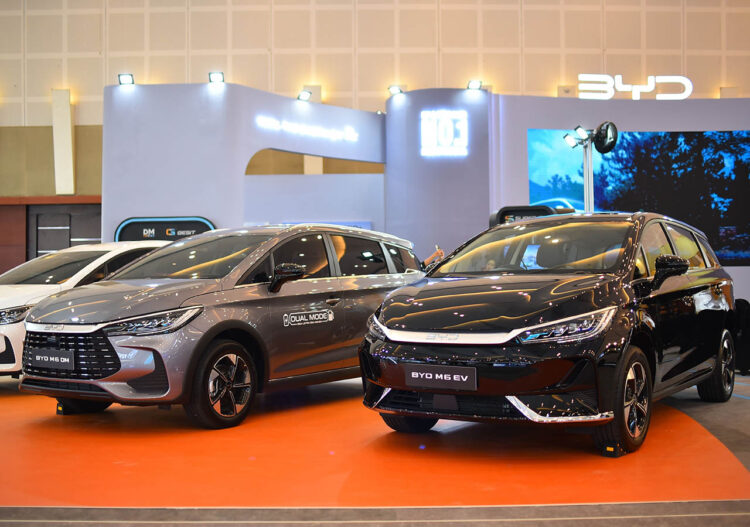 BYD M6 DM Jadi Sorotan di GIIAS Surabaya 2026